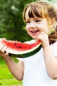 在工地晒太阳吃瓜,一线工友的夏日午后时光